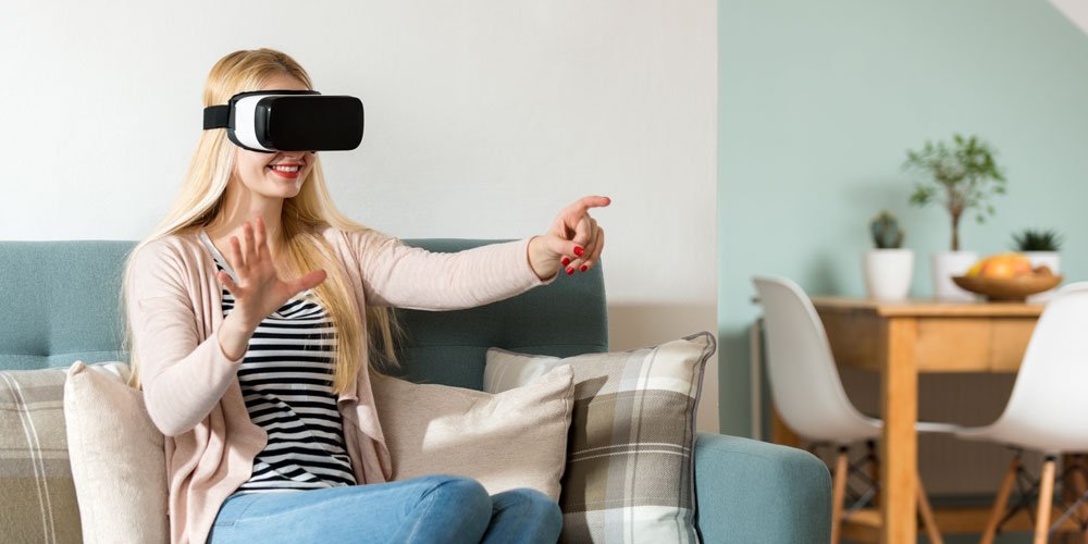 Frau mit VR-Brille im Wohnzimmer