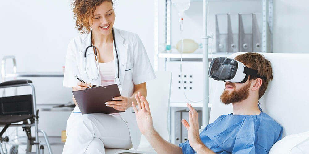 Mann mit VR-Brille im Krankenhaus